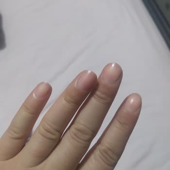 Pastel Kozmetik Pastel Oje Tırnağımda Kına Yakmış Gibi Leke Bıraktı.