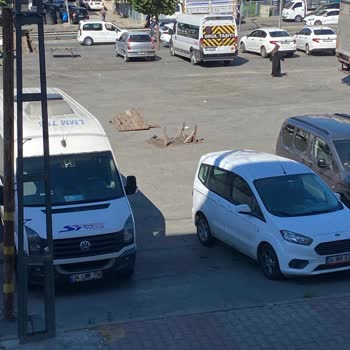 Küçükçekmece Belediyesi Pazar Tahtaları Çevre Görüntüsü Ve Dağınık Bir Şekilde Devamlı