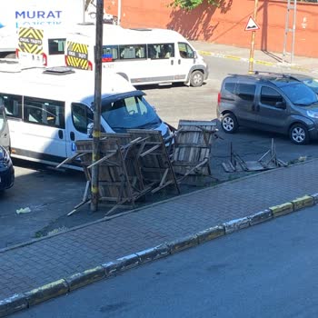 Küçükçekmece Belediyesi Pazar Tahtaları Çevre Görüntüsü Ve Dağınık Bir Şekilde Devamlı