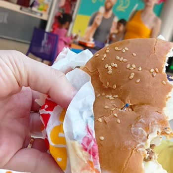 Burger King Hamburger Den İğne Çıktı