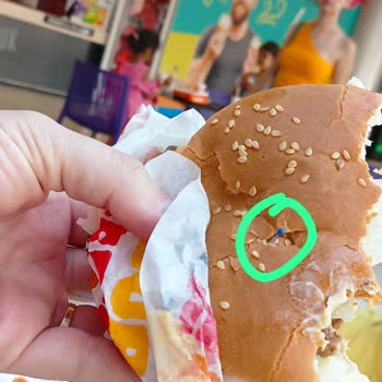 Burger King Hamburger Den İğne Çıktı