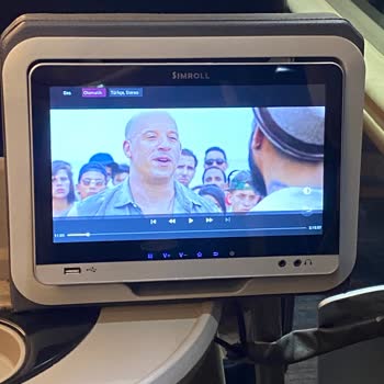 Varan Turizm Otobüs De TV Yerlerinin Yırtık Olması