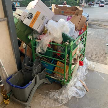 A101 Çalışanları Binamızın Girişini Çöplüğe Çevirdiler