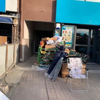 A101 Çalışanları Binamızın Girişini Çöplüğe Çevirdiler