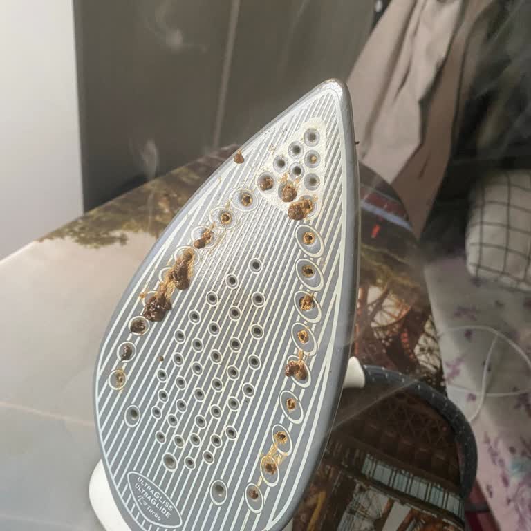 Tefal Kazanlı Ütünün Deliklerinden Naylon Eriyerek Ve Gaz Çıkarıyor