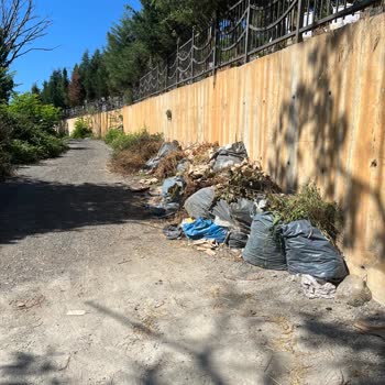 İBB - İstanbul Büyükşehir Belediyesi Mezarlık Girişi Torba Torba Çöp
