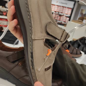 FLO Çalışanın Polaris Ayakkabıdaki Etiket Oyunu