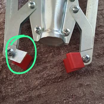 Vinomarket Mantarlama Makinesinin Plastik Pabucu Eksik, Şişe Dolum Çubuğu Yamuk.