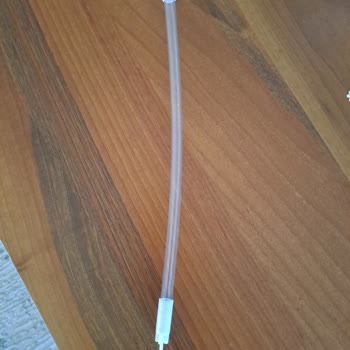 Vinomarket Mantarlama Makinesinin Plastik Pabucu Eksik, Şişe Dolum Çubuğu Yamuk.