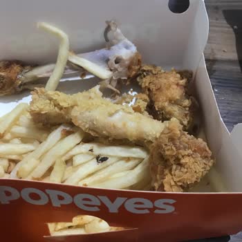 Popeyes Kutuda Böcekli Tavuk Menü