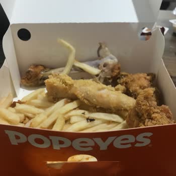 Popeyes Kutuda Böcekli Tavuk Menü