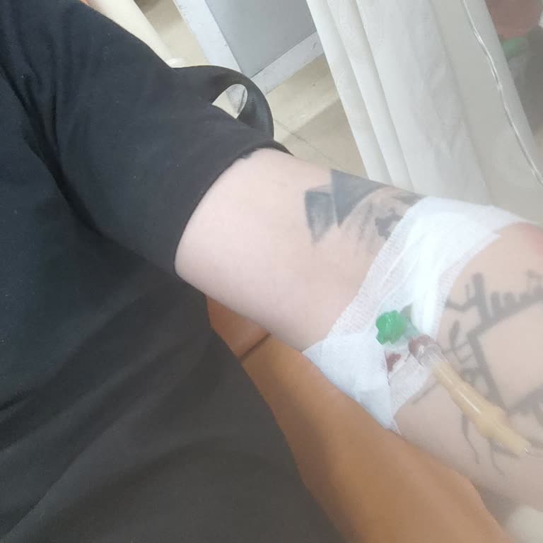 İzmir Katip Çelebi Üniversitesi Atatürk Eğitim ve Araştırma Hastanesi Yeşilyurt Yerleşkesi Serum Takılırken Yanlış Yere Takılması