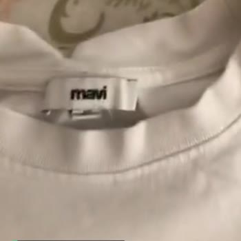 Mavi Tişörtte Lekelenmeler Var