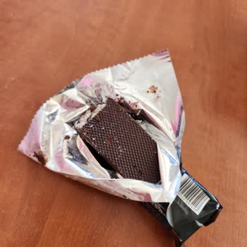 Eti Gıda Paketten Isırılmış Çıkan Eti Karam