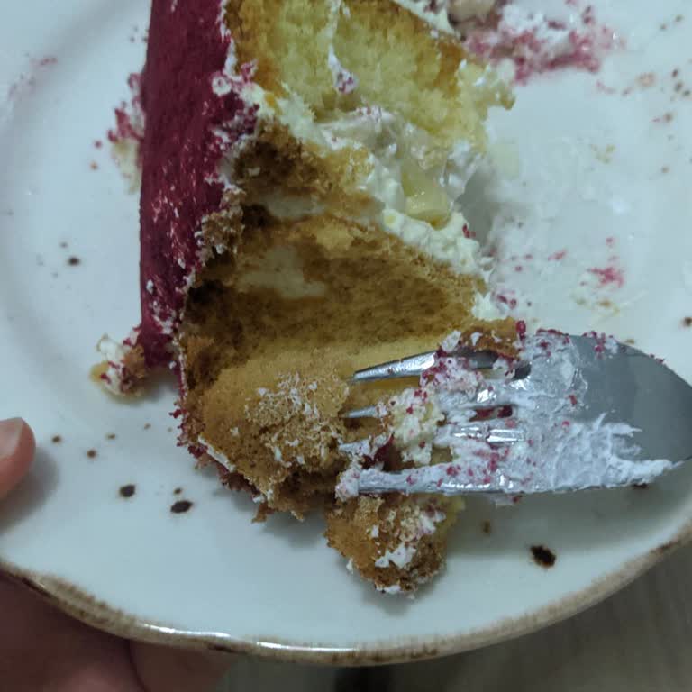 Tatlıcı Köse Ceyhan Şubesinin Bayat Ve Yanmış Pandispanyalı Pasta Satması