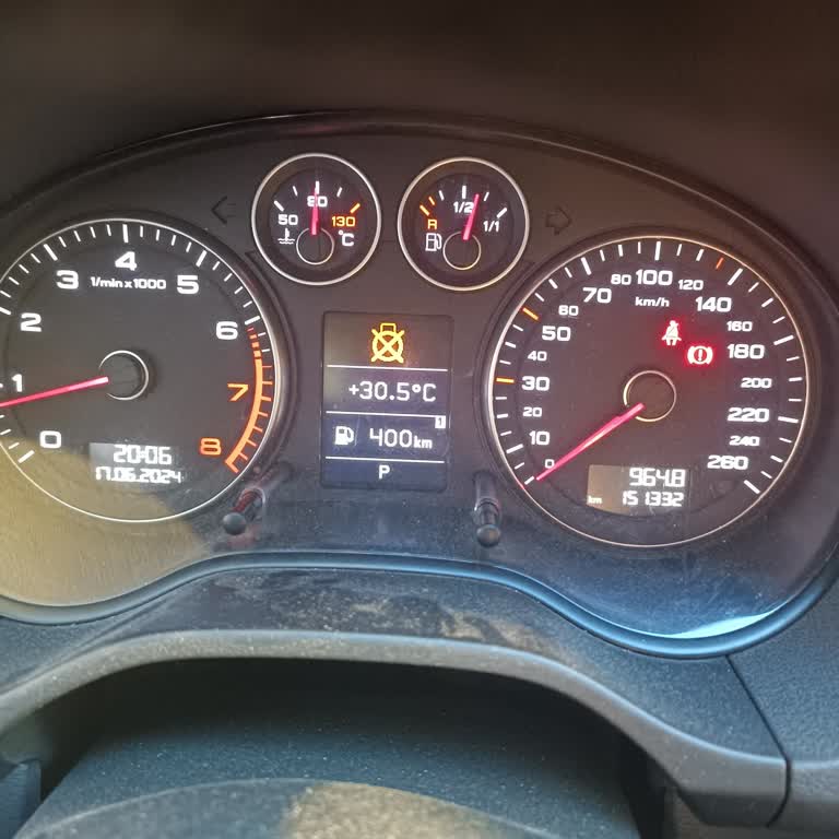 Audi Araç Işıkta Ya Da Trafikte Durduğunda Bazen Stop Ediyor.