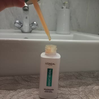 Loreal Paris Niacinamide Serumunun Rengi Koyulaştı