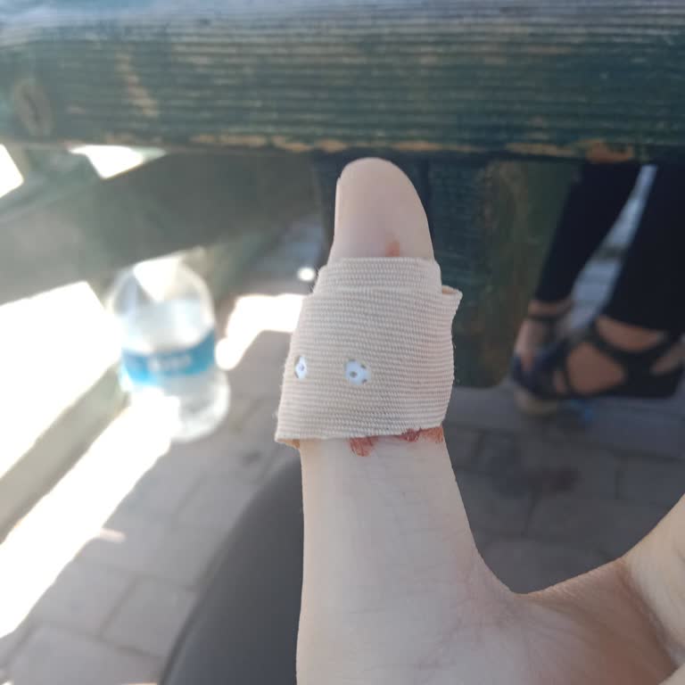 Pepsi Şişesi Parmak Kesme