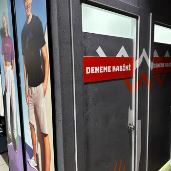 FLO Ayakkabı Bursa Korupark FLO Güvenlik Kamerası Deneme Kabininin İçini Görüyor.