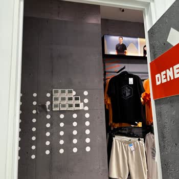 FLO Ayakkabı Bursa Korupark FLO Güvenlik Kamerası Deneme Kabininin İçini Görüyor.