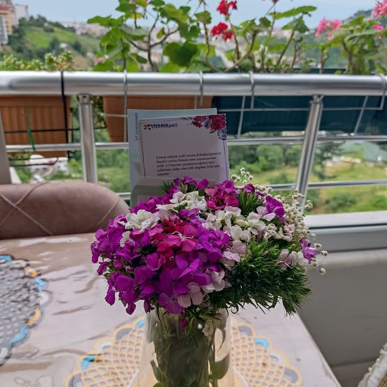 Çiçek Sepeti Solmuş Ve Geldi Güzel Koyulan Çiçekler