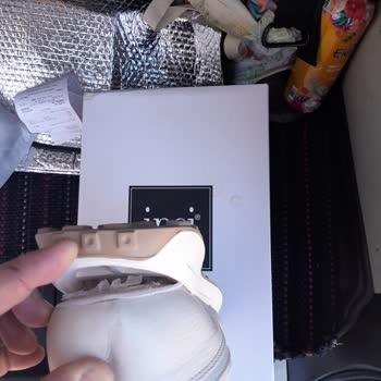 FLO Ayakkabı Spor Ayakkabı Kalitesizliği Şikayeti