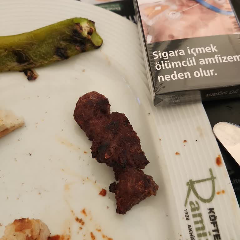 Köfteci Ramiz Yanmış Köfte... Yanmış Ekmek