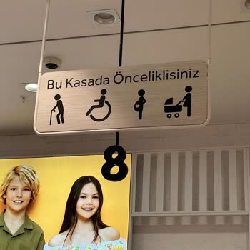 İzmir Optimum AVM LCW Kasiyeri Müşterilere Kötü Davranıyor