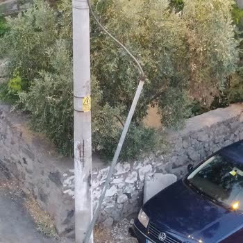 GDZ Elektrik Dağıtım Elektrik Direği Tehlikeli Duruyor