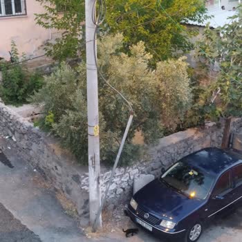 GDZ Elektrik Dağıtım Elektrik Direği Tehlikeli Duruyor