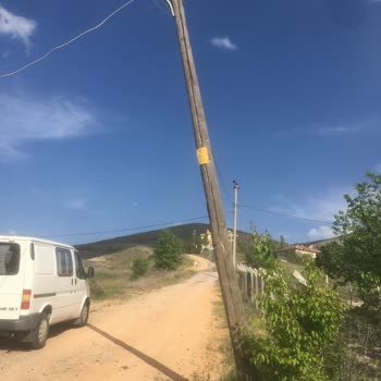 Alo 186 BEDAŞ Çağrı Merkezi Elektrik Direği Yıkılmak Üzere