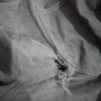 LC Waikiki Alınan Malin Çabuk Yırtılması Yardımcı Olunmaması.