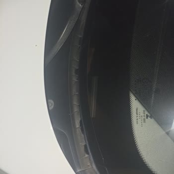 BMW Marka Aracımın Ön Cam Fitili Çürümüş Ve Kırılıyor