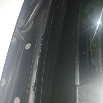 BMW Marka Aracımın Ön Cam Fitili Çürümüş Ve Kırılıyor