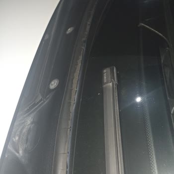 BMW Marka Aracımın Ön Cam Fitili Çürümüş Ve Kırılıyor