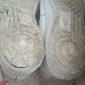 Nike Ayakkabı Üst Yüzeyi Ve Tabanları Resmen Dağıldı Yamuldu.