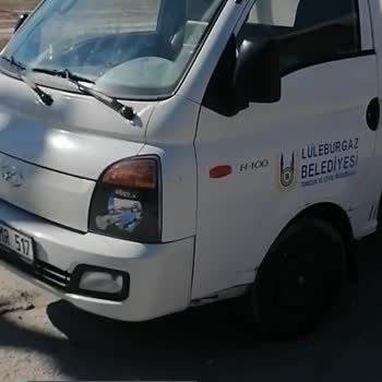 Lüleburgaz Belediyesi Trafiği Engelleyen Belediye Aracı