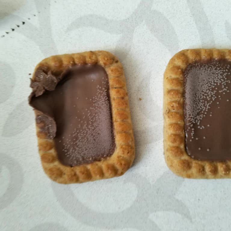 Eti Gıda Küflenen Eti Burçak Sütlü Çikolatalı Bisküvi!