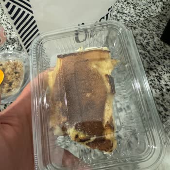 Özsüt Firmasının Ufacık Porsiyon Ve Plastik Kutuyla Tatlı Satması