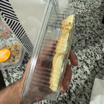 Özsüt Firmasının Ufacık Porsiyon Ve Plastik Kutuyla Tatlı Satması