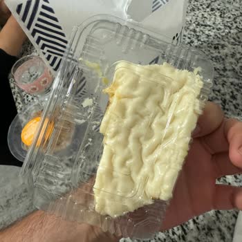 Özsüt Firmasının Ufacık Porsiyon Ve Plastik Kutuyla Tatlı Satması