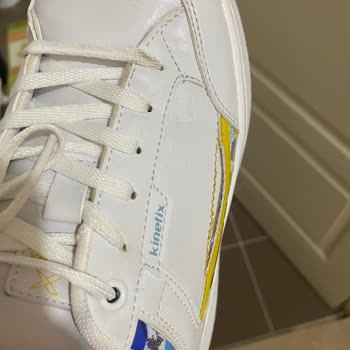 Kinetix Ayakkabı İlk Giyişte Açıldı