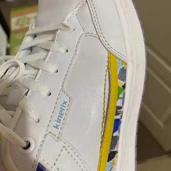 Kinetix Ayakkabı İlk Giyişte Açıldı