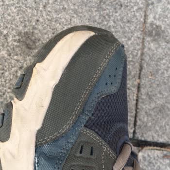 Skechers Marka Ayakkabımda Üretim Hatası Kaynaklı Yırtılma