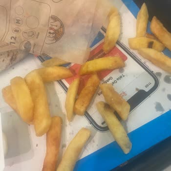 Usta Dönerci Patatesleri Ne Olduğu Belirsiz Siyah Renkte