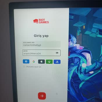 Oyun Hanem Hesabım Yanlış Şifre Ve Kullanıcı Adıyla Geldi