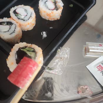 Dardanel Sushida'dan Aldığım Sushinin İçinden Streç Çıktı