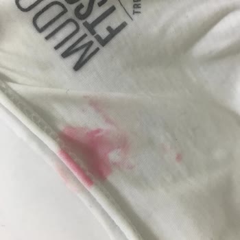 Mudo Tişörtünün Üzerindeki Pembe Lekeler!