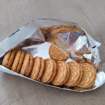 Ülker Kremalı Sandviç Bisküvi 1 Tanesi İçinden Yarım Çıktı.