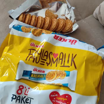 Ülker Kremalı Sandviç Bisküvi 1 Tanesi İçinden Yarım Çıktı.